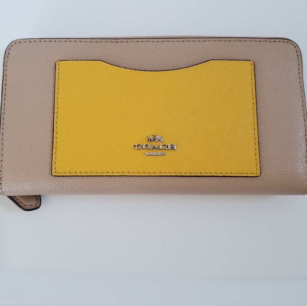 Coach Accordion Zip Beechwood Banana Wallet